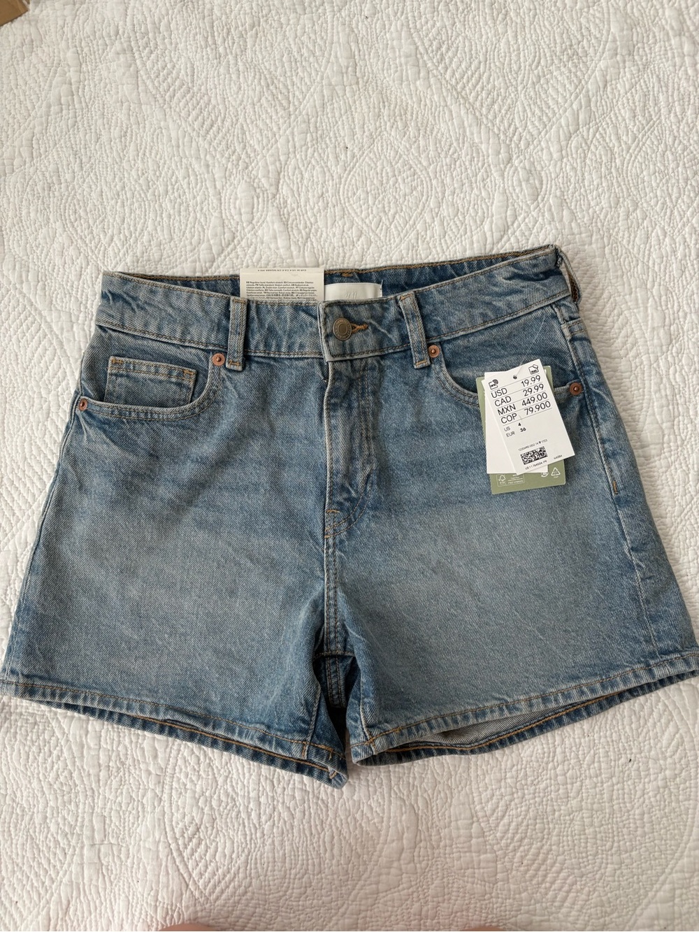 NWT H&M Women’s Mid Wash Denim Shorts. High waist, finished hem. Size 4.
